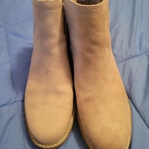 Women tan boots size 8, worn once, bought from target